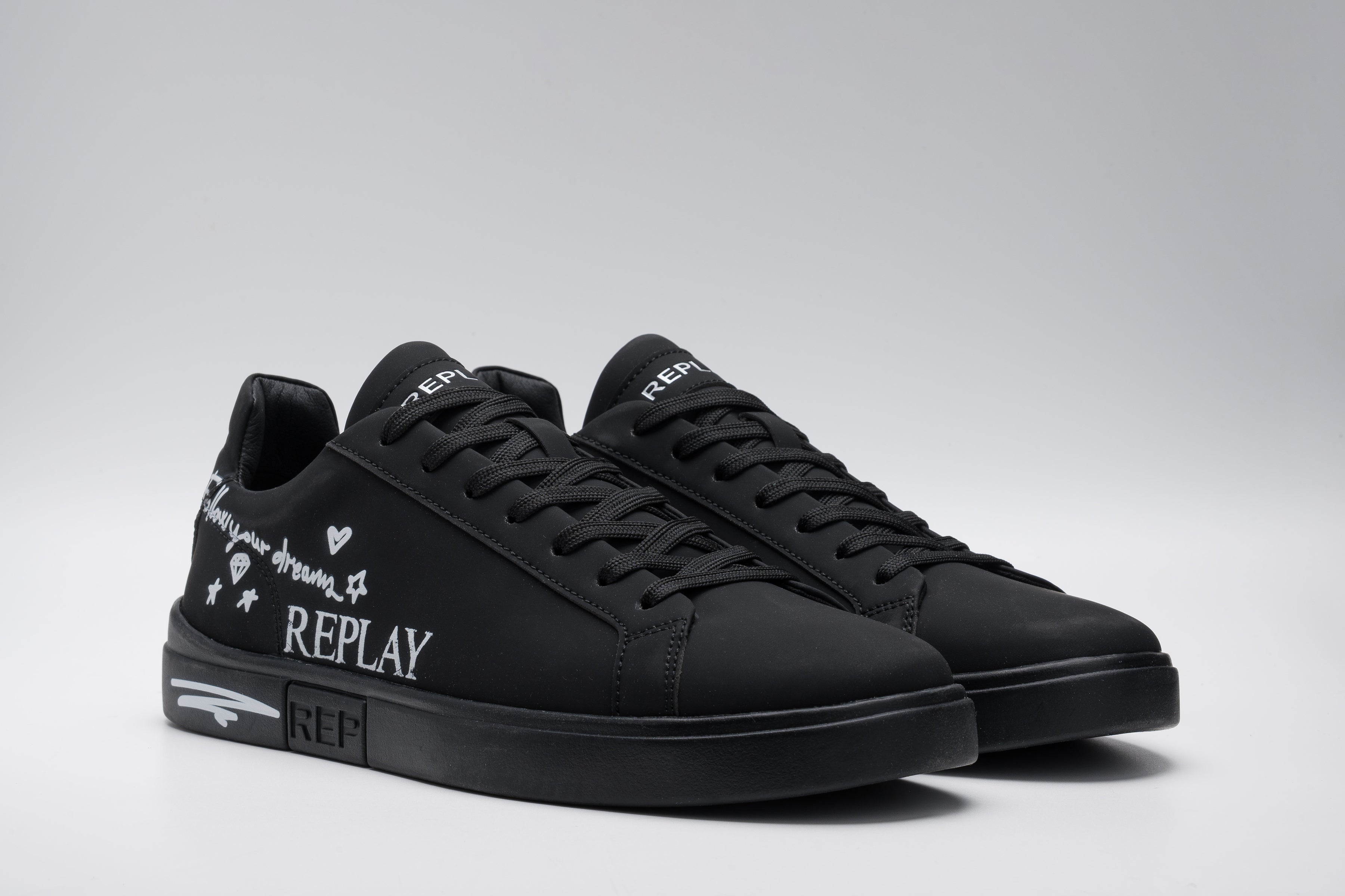 Sneakers – Crossover International